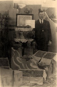 Estande da Família Steck na primeira Festa da Uva, em 1934.