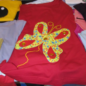 Camisetas com apliques e bordados
